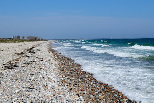 10-04-28_dk-kekenes_steiniger-strand Der Steinstrand entlang der Verbindungsstraße