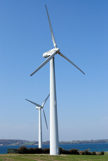 10-04-28_dk-kekenes_windraeder Die Zwillingswindräder auf Kaegnes
