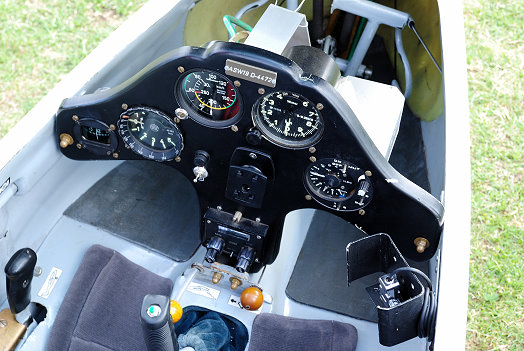 10-05-02_flensburg_flugplatz-schaeferhaus_cockpit-2_asw19 Das Cockpit der ASW 19
